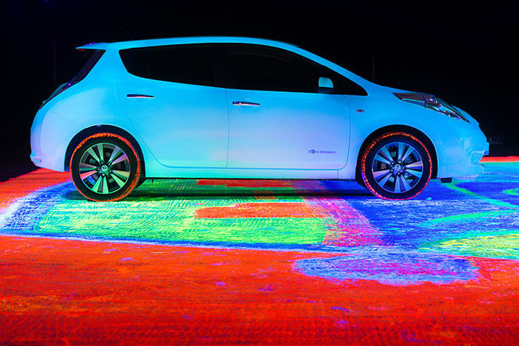 Um mehr Aufmerksamkeit für sein Elektroauto Leaf zu bekommen, das über den Tag hinweg UV-Licht absorbiert, nutzte Nissan Europe die Räder seines Kleinwagens als Pinsel... (Foto: Guinness World Records)