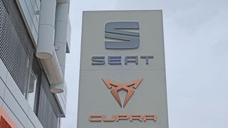 Der Anteil von Cupra an den Verkäufen von Seat Deutschland wächst und wächst. Dementsprechend investieren die Händler kräftig in die Cupra-Präsentation. (Bild: Grimm/»kfz-betrieb«)
