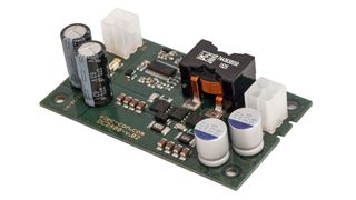 Kombinierte DC-Hoch-/Tiefsetzsteller mit 110 W Leistung und Betrieb bis 50 °C ohne Kühlung und ohne Derating. Die Baureihe DCBBxx-110 von Elec-Con ist nicht größer als eine halbe Packung Papiertaschentücher.  (Bild: Elec-Con)