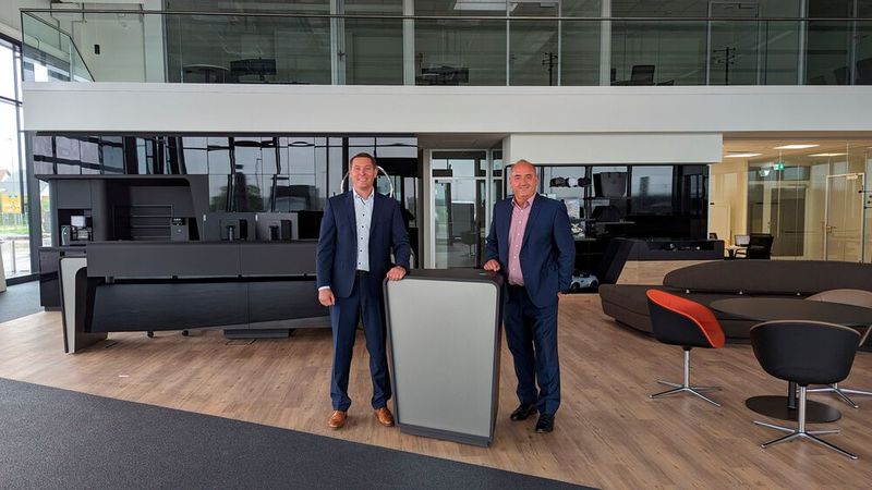 Jetzt geht’s los: Gesamt-Serviceleiter Frank Kirchgäßner (links) und Roger Zeltner, Technischer Leiter des Standorts, freuen sich nach der fast zweijährigen Bauzeit über die Fertigstellung des Gebäudes. (Bild: Rosenow – VCG)