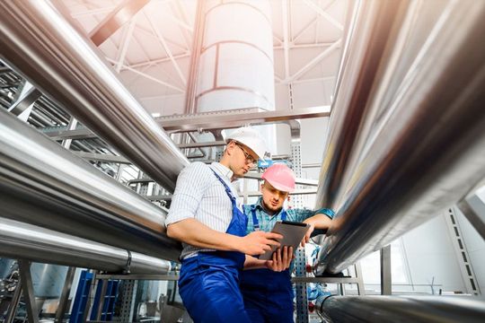 (Eine softwaregestützte Erarbeitung maschinenlesbarer Ergebnisse ermöglicht zum Beispiel die Bereitstellung von Algorithmen auf digitalen Endgeräten oder die Einbindung der Planung und Durchführung in ERP-Systeme. Quelle: shuttestock.com, Olya Humeniuk)