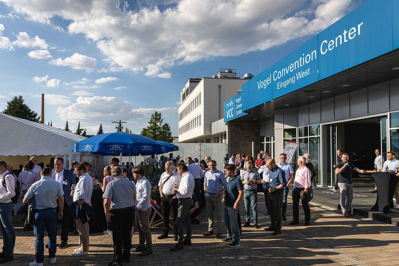 Steckverbinderkongress 2022: Das Get together am 4. Juli 2022 und die Abendveranstaltung am 5. Juli 2022 auf dem Vogel-Campus boten viele Gelegenheiten sich in entspannter Atmosphäre auszutauschen und zu netzwerken. Schon so manches Projekt nahm hier seinen Anfang. (Bild: Elektronikpraxis)