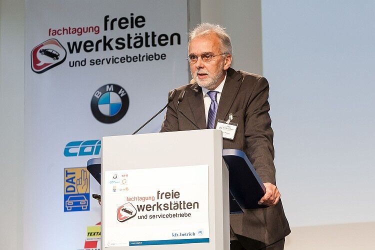 Peter Bürgel startete das Vortragsprogramm mit einem Beitrag zum Wettbewerbsrecht. Schwerpunkt: „Verwendung von Markenlogos in der Freien Werkstatt“	. (Foto: Bausewein)