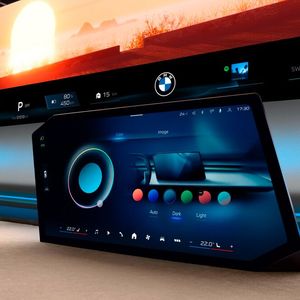 Anpassung der Farbauswahl für das Zentraldisplay, dem Ambientelicht sowie dem gesamten Anzeigeverbund.(Bild:  BMW)