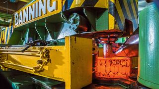 Walzen eines glühenden Stahlringes auf einem Radial-Axial-Ringwalzwerk des Typs Banning H100/V80 am Institut für Bildsame Formgebung in Aachen. Jetzt kann man die Lage solcher Werkstücke präzise erfassen. Erfahren Sie hier, wie das funktioniert. (Bild: Ahrens + Steinbach Projekte)