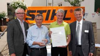 Zwei Marktführer auf Augenhöhe: Stihl-Vorstandsvorsitzender Dr. Bertram Kandziora (von rechts), Techno-Cables-Spartenleiter Hansjörg Hummel, Carl-Stahl-Geschäftsführer Wolfgang Funk und Stihl-Einkaufsbereichsleiter Klaus Baumbach bei der Lieferantenauszeichnung. Bild: Carl Stahl (Archiv: Vogel Business Media)