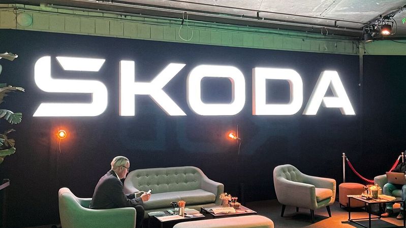 Am Skoda-Tisch nehmen künftig weniger Händler Platz: 88 Unternehmer mit 90 Standorten verlieren ihren Vertriebsvertrag.(Bild:  Grimm – VCG)