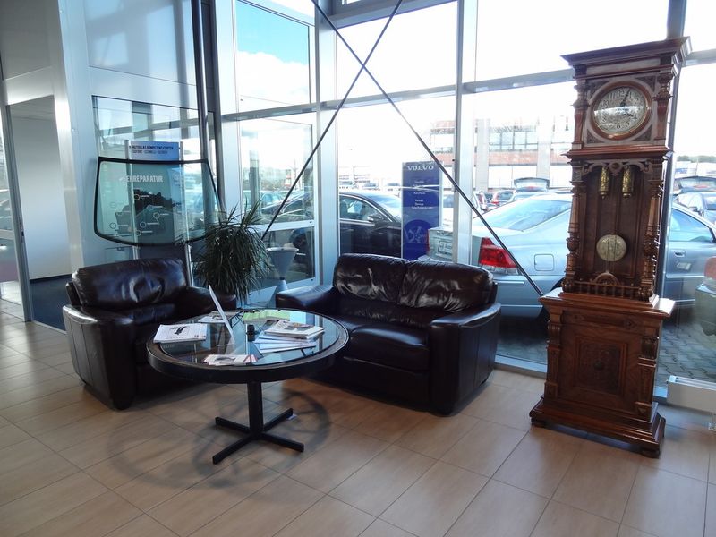 Ein Erinnerungsstück an den alten Betrieb ist die gemütliche Sitzecke mit Ledercouch und Standuhr.  (Foto: Mauritz)
