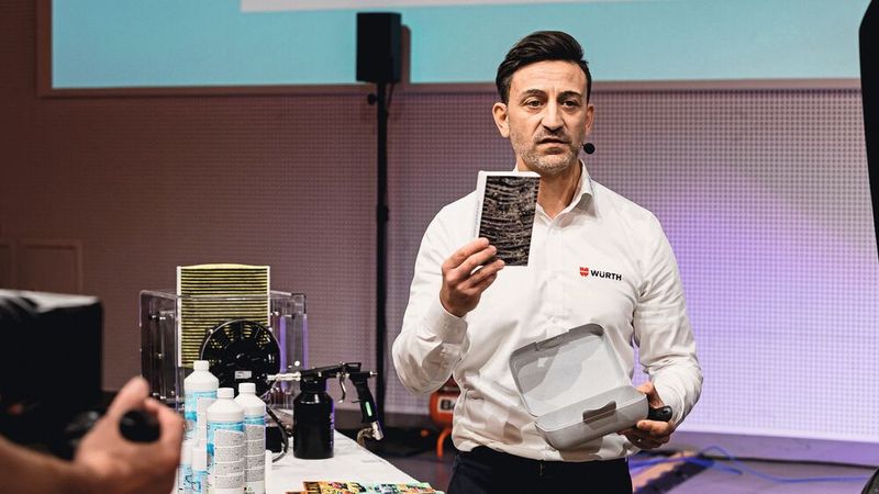 Nicht sichtbar, aber trotzdem vorhanden und störend sind übliche Gerüche in Innenräumen von Fahrzeugen. Santo Riggio von Würth stellte im Rahmen der Live-Werkstatt die Lösung des bekannten Kfz-Werkstattausrüsters für die Serviceleistung  „Desinfektion von Kfz-Klimaanlagen“ vor.  (Bild: Stefan Bausewein)