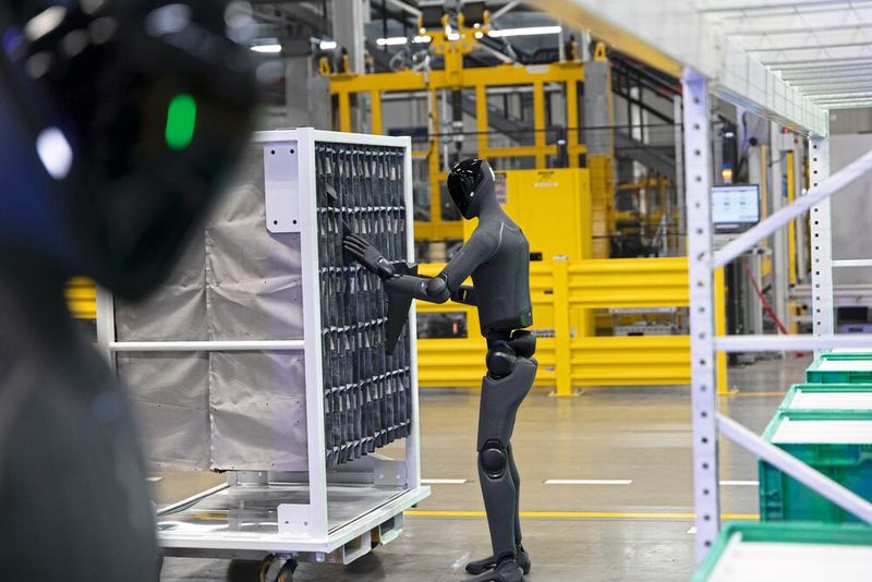 Figure 03 in action: Thanks to tactile sensors and cameras in its hands, the robot sequences delivered components for assembly. (Image:BMW)