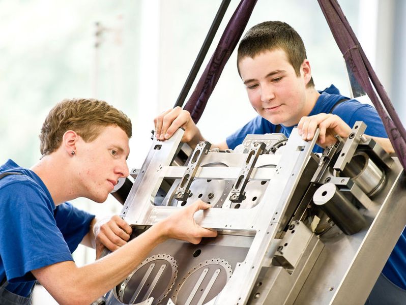 Auf die Ausbildung der Mitarbeiter legt Feintool viel Wert. (Feintool)