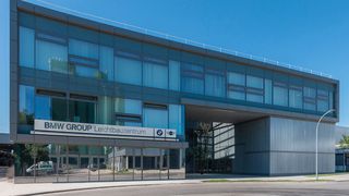 Das Leichtbauzentrum befindet sich direkt neben dem BMW-Werk 4.1 in Landshut. (BMW)