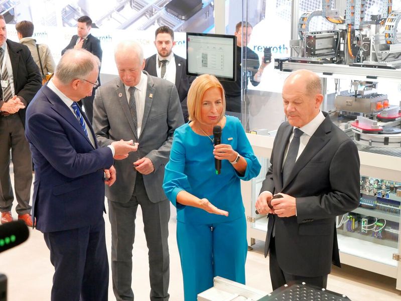 Bei Bosch Rexroth ging es unter anderem um Batterien. Tanja Rückert, Geschäftsführerin der Robert Bosch GmbH, zeigte dem Bundeskanzler auf der Messe ausgewählte Prozessschritte der Fertigung.  (Bild: Sandro Kipar/VCG)