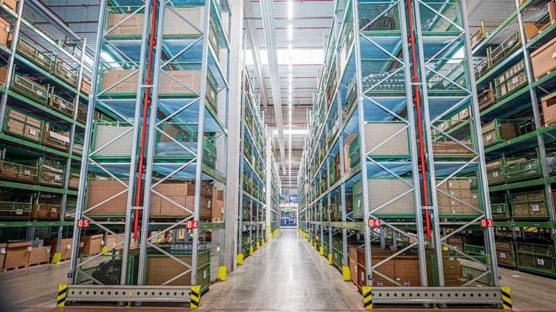 Die Dimensionen innerhalb des Global Logistics Center in Germersheim sind beeindruckend. Ach ja: Hier sehen Sie die kleinen Regale und die kurzen Gänge! (Bild: Mercedes-Benz Heritage GmbH)