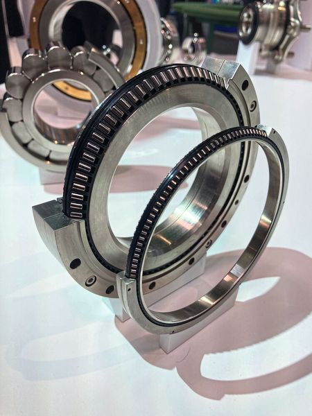 Nominiert für den Hermes-Award: Das 2-reihige Schrägnadellager von Schaeffler zeigt, dass auch bei Wälzlagern noch etwas geht. Durch die schräge Anordnung der Wälzkörper und die Führung im Käfig steigt die Kippsteifigkeit um 30 Prozent und die Bahntreue um 40 Prozent; gleichzeitig sinkt der Reibwiderstand um 20 Prozent. (Bild: Stefanie Michel)