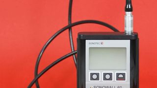 Das kleine und leichte Ultraschall-Wanddickenmessgerät Sonowall 60 misst sicher und genau durch Farb- und Schutzschichten hindurch. (Archiv: Vogel Business Media)