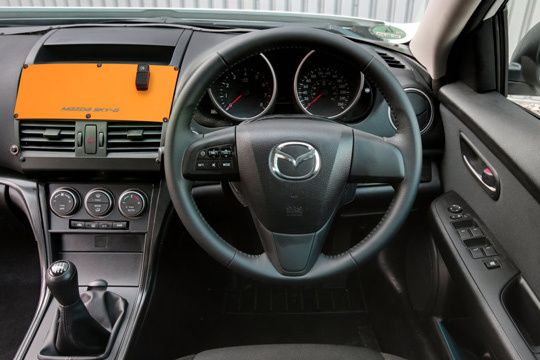 Der Innenraum dieses Mazda 6 2.0-Benziners entspricht natürlich noch nicht dem Stand des späteren Serienfahrzeugs. (Archiv: Vogel Business Media)