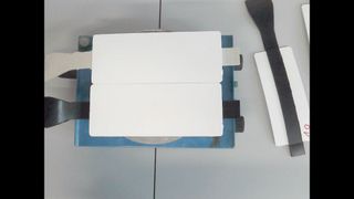 Lehvoss und Kraiburg TPE wollen der Elektro- und Elektronikindustrie mehr Möglichkeiten bieten. Wärmeleitfähige Kunststoffe sollen das bewirken. Hier der Versuchsaufbau für die Messung der Temperaturverteilung. Die Probekörper wurden im 2-K-Spritzgießverfahren hergestellt. (Bild: Lehmann&Voss)