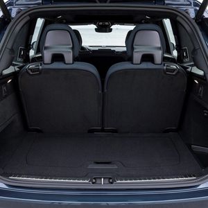 Bis zu 1.816 Liter bei umgeklappter Sitzbank schluckt der Kofferraum.(Bild:  Volvo)