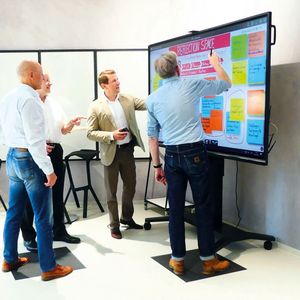 Im Discovery Workshop identifizieren Unternehmensvertreter Hürden in ihrem Unternehmen und erarbeiten konkrete Lösungswege.(Bild:  Cideon)