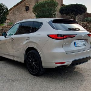 Charakteristisch für das Kodo-Design sind unter anderem die seitlichen Lichtspiegelungen.(Bild:  Mauritz – »kfz-betrieb«)