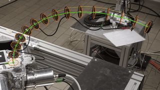 Das Forschungsteam an der TU München misst und regelt die Sehnenkräfte an dem Roboter. Das Ziel des Forschungsprojekts sind neuartige Regelungskonzepte.   (Bild: TU München)