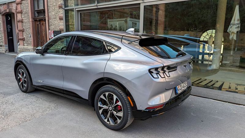 Schon wegen seiner gelungenen Optik ist es schade, dass man den Mustang nicht häufiger im Straßenbild sieht. (Bild: Rosenow – VCG)