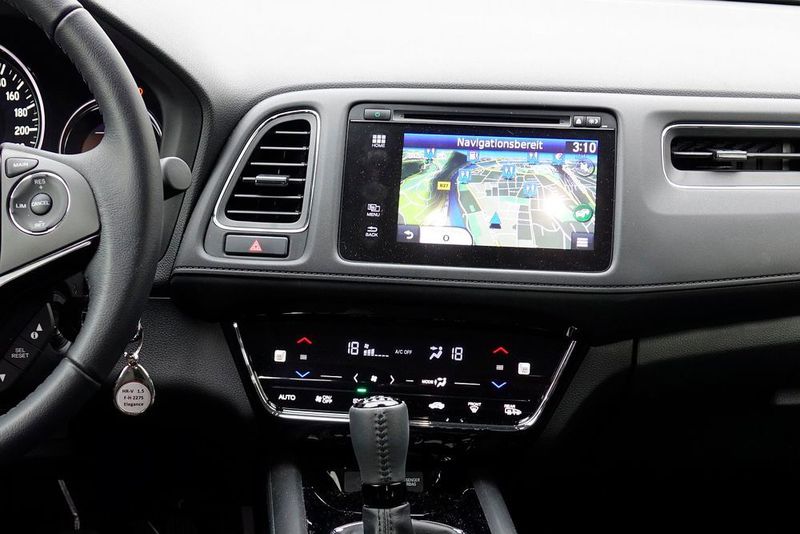 Das Infotainment wird per Touchscreen, die Klimaanlage über ein Sensorfeld gesteuert. Beides lässt sich nicht ohne Hingucken bewerkstelligen. (Jan Rosenow/»kfz-betrieb«)