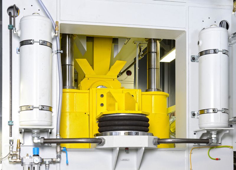 In der Anwendung: Pneumatische Balgzylinder von ContiTech als Presszylinder (Bild 1/2). (Bild: ContiTech)