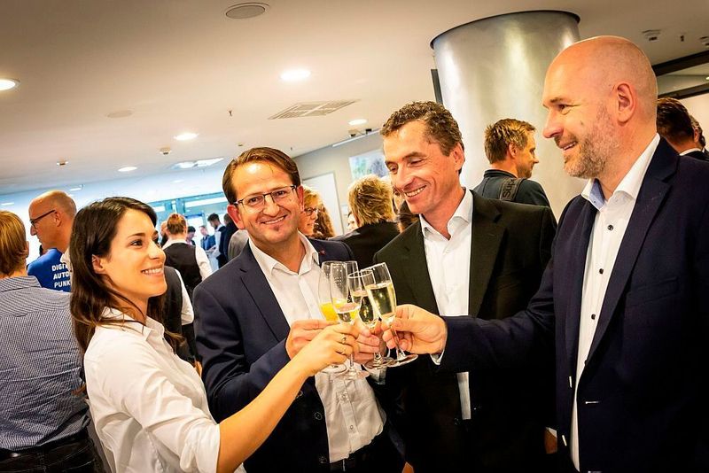 Pejo Pejic, Serviceleiter der Mercedes-Benz-Niederlassung Stuttgart (zweiter von links), stößt mit Thomas Angermann von Daimler (rechts) auf den dritten Platz an. (Stefan Bausewein)