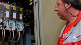 Jürgen Frömbgen, Planung/Zentrale Maschineninstandhaltung, vor überholten Rexroth-Servoantrieben mit verlängerter Servicefähigkeit. (Bild: Rexroth)