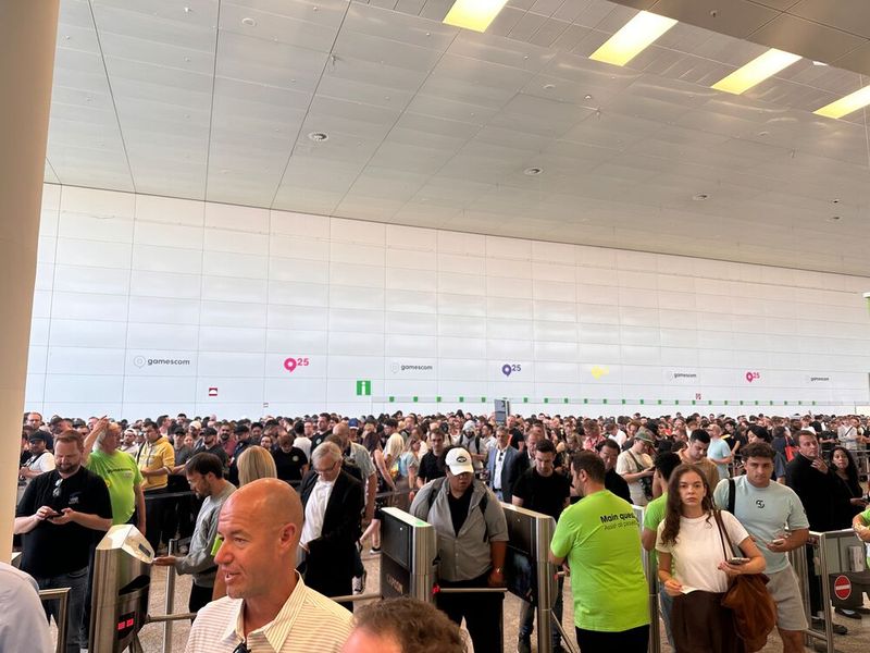 Hoppla - was für ein Andrang am 1. Tag/ Fachhändler. Gut, wer einen Ausstellerausweis hat und einen eigenen Eingang benutzen darf. (Bild: Vogel IT-Medien)