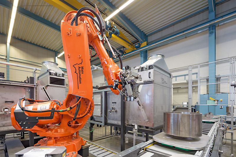 Zu Prozessbeginn übernimmt ein IRB 6640 mit seiner integrierten Lasersensorik das Einmessen der ankommenden Rotoren und aktiviert nach der Typerkennung das dazu erforderliche Kleberezept. (ABB)