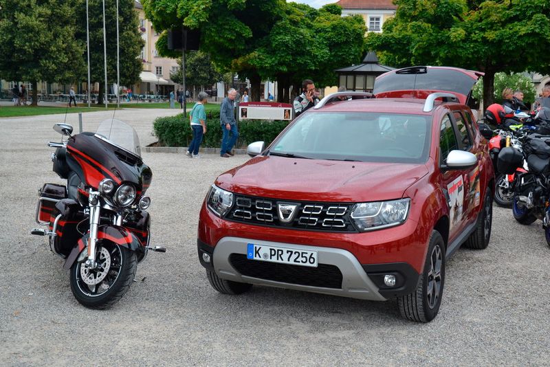 Als Begleitfahrzeug stand in diesem Jahr der neue Dacia Duster zu Verfügung.   (Bild: Michel/»kfz-betrieb«)