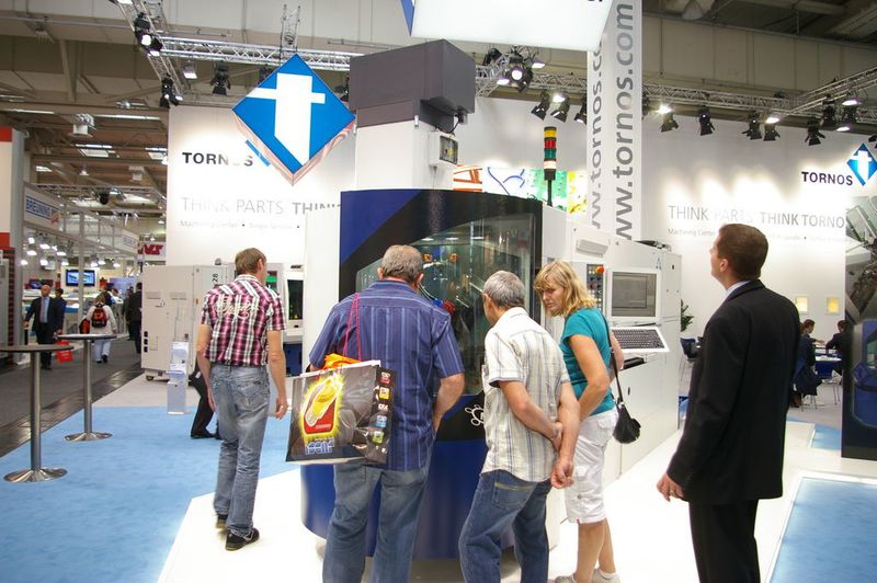 Le public et les acheteurs potentiels sont venus en nombre admirer les nouveautés de Tornos à l'occasion de l'EMO 2011. (Image: MSM/JR Gonthier) (Archiv: Vogel Business Media)