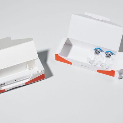 Der Pre-Packaging Service von Faller Packaging übernimmt künftig weitere Schritte der Sekundärverpackung, von der Bündelung bis zur Serialisierung. So können Hersteller flexibel auf schwer kalkulierbare Mengen reagieren. (Bild: August Faller GmbH & Co. KG)