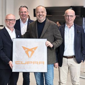 Großes Aufgebot zur Eröffnung: (v.l.) Seat-Regionalleiter (West) Jochen Ebel, Klaus Hungerland, Vorstand der Gottfried Schultz Gruppe, Christian Janßen, Gebietsleiter Vertrieb, und Seat-Geschäftsführer Bernhard Bauer, Robert Reitz, Abteilungsleiter Handel von Seat Deutschland, und Harald Fähr, Geschäftsführer der Gottfried Schultz Gruppe.(Bild:  Seat Deutschland)