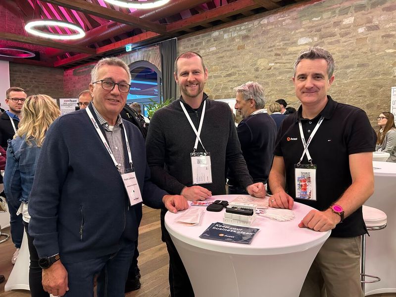 (V. l.) Frank Lehmann (Lehmann Bürotechnik), Georg Wentzel und Hardo Holz (beide Avast) nutzten die Gelgenheit zum Netzwerken.  (Bild: Vogel IT-Medien)