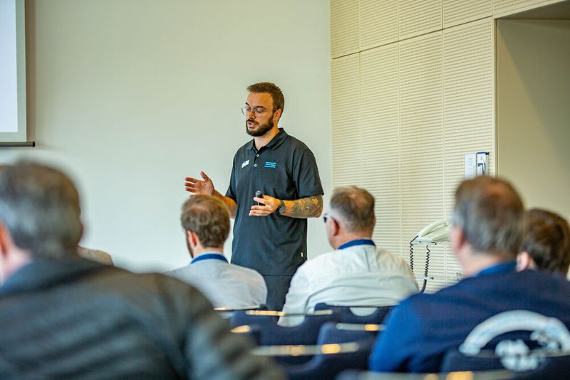 Im Vortragsraum 2 beleuchtete Matthias Türpe von Atlas Copco zeitgleich, wie Schraubprozesse in der Industrie 4.0 gelingen. Dabei stand die Smart Integrated Assembly im Fokus. (Bild: Amelie Jehmlich/ART n Photo)