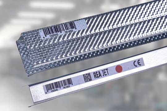 Sie sei für Metallprofile geeignet: die „Nass-in-Nass“-Technologie. Der Rea Jet HR erstelle damit einen weißen Tintenspiegel und beschreibe ihn umgehend mit schwarzer oder farbiger Tinte. (Bild:  Rea)