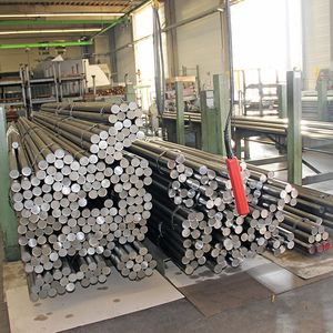 Die Fertigungshalle wird gleichzeitig als Lager genutzt, damit das Material nicht der Witterung ausgesetzt wird. Hier wartet das Rundmaterial auf seine Bearbeitung.