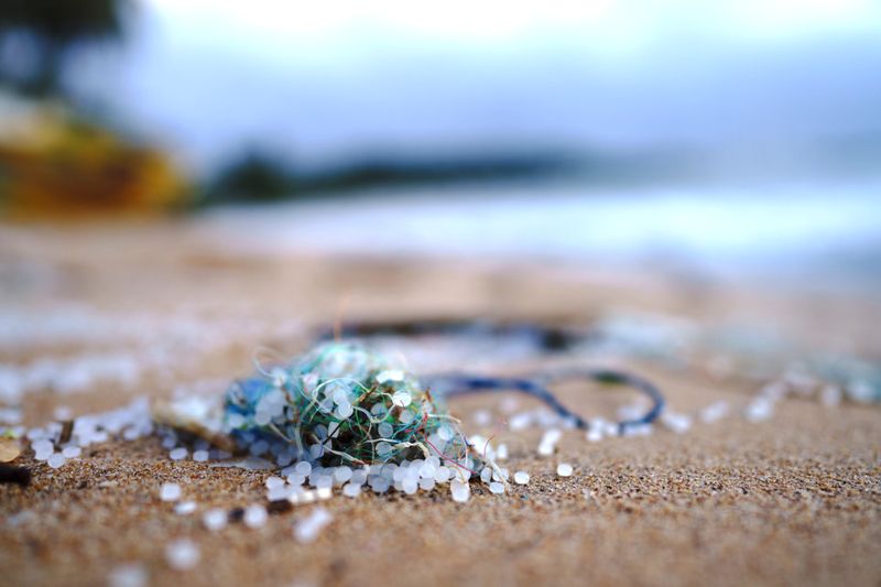 Die 10 größten Quellen für Mikroplastik im Meer  Woher stammt das Mikroplastik in den Weltmeeren. Forscher des Fraunhofer-Instituts für Umwelt-, Sicherheits- und Energietechnik „Umsicht“ haben dazu die Kunststoffemissionen von primärem Mikroplastik abgeschätzt. Die 10 größten Emissionsquellen aus der Studie sind hier in der Bildergalerie zusammengetragen. Übrigens: Mikroplastik aus Kosmetika kam dort nur auf Platz 17. (Unsplash/Sören Funk)