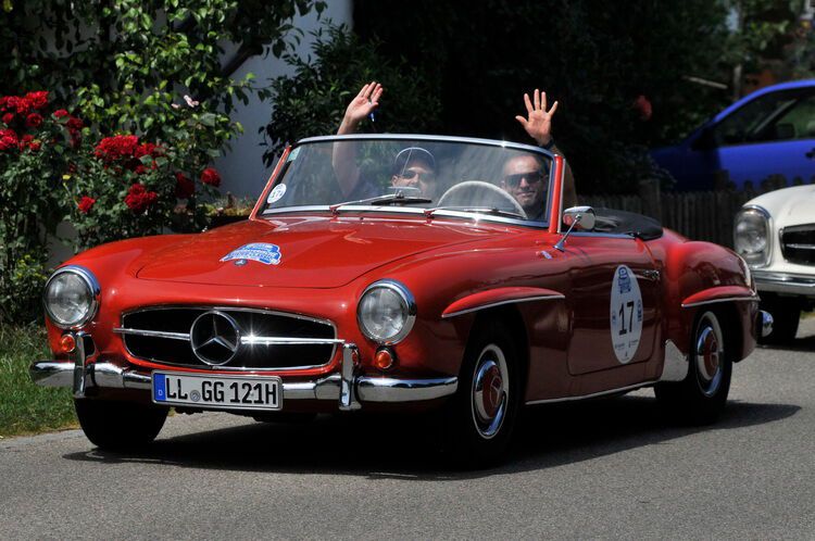 Hände hoch: Das Vogel-Team Jürgen Beck (re.) und Oliver Kuhn sind mit einem Mercedes 190 SL Roadster (Baujahr 1962) dabei.   (Bild: Zietz/»kfz-betrieb«)
