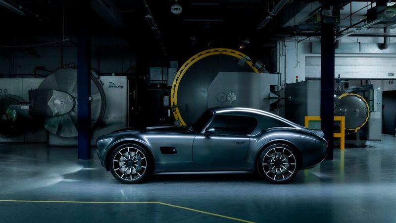 Typisch für eine Cobra sind die kompakten Abmessungen. Das GT Coupé kommt auf 4,23 Meter. (Bild: AC Cobra)
