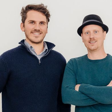 Von links, die Köpfe hinter Addisol: Tim Drewke und Florian Fiedler, die aus Sonnenlicht und Sand nachhaltige Baumaterialien additiv fertigen wollen, womit auch Leichtbau und komplexe Geometrien möglich wären. (Bild: K. Münkel)