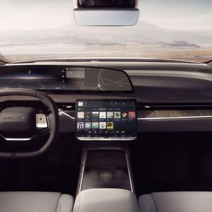 Das Cockpit des Gravity enthält zwei große Displays. Als weitere Anzeige gibt es ein Head-up-Display in der Windschutzscheibe.(Bild:  Lucid Motors)