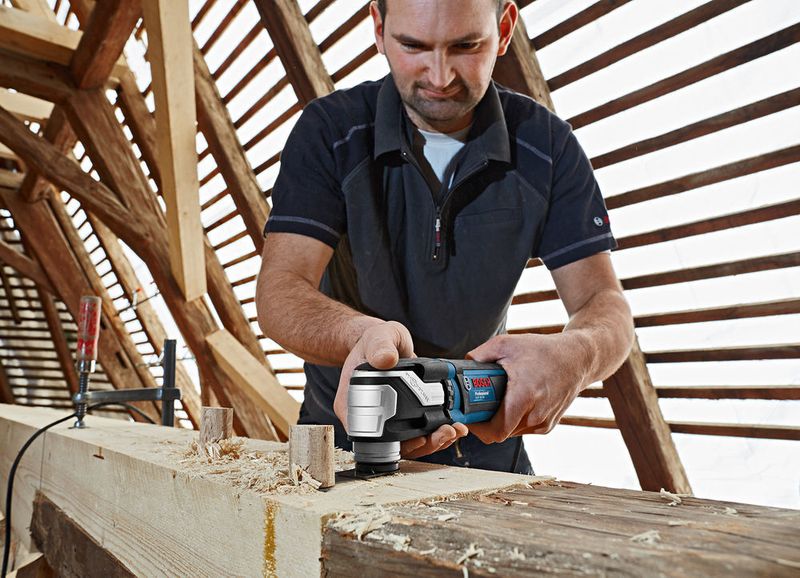 Bosch bietet die Multi-Cutter in drei Leistungsklassen an: Starlock, StarlockPlus und StarlockMax. Diese Leistungsklassen dienen als Orientierung, das jeweils zur Maschinenleistung passende Zubehör auszuwählen — und unterstützen eine lange Lebensdauer von Gerät und Zubehör. Der GOP 55-36 Professional (StarlockMax) ist mit 550 Watt das leistungsstärkste Gerät seiner Klasse. (Bosch)