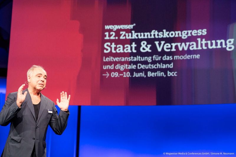 Oliver Lorenz, CEO der Wegweiser Media & Conferences GmbH und Wegweiser Research & Strategy GmbH, begrüßte die Teilnehmenden am Morgen des ersten Veranstaltungstages. (Bild: © Wegweiser Media & Conferences GmbH / Simone M. Neumann)