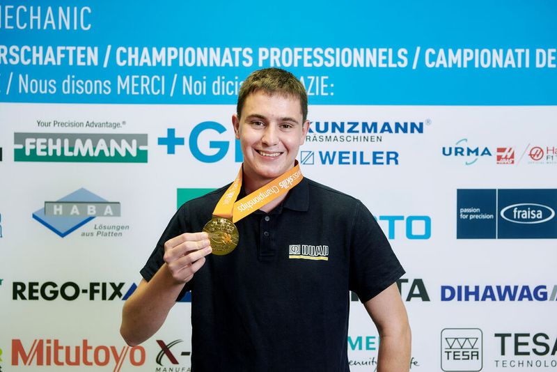 Fabian Leuenberger, Sieger in der Disziplin CNC Drehen. (Bild: © Manu Friederich)