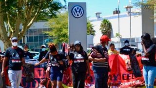 Die Proteste gegen VW-Entscheidungen werden wohl nicht abreißen! Denn nun will der Konzern die seit 1994 geltende Beschäftigungsgarantie tatsächlich aufkündigen. Betriebsrat und IG Metall sprechen von einem herben Schlag. (Bild: D. Dubbing)